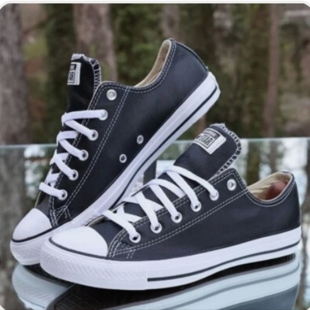 Unisex  CONVERSE CHUCK TAYLOR LEATHER Black and White CT OX Sneakers. W-11 M-9